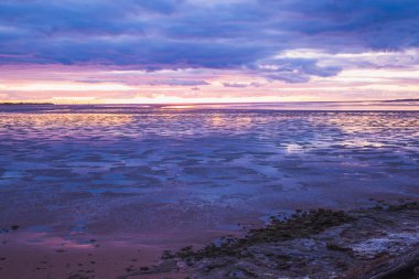 Göl ve güneş battıktan sonra gökyüzü güzel görünümünü