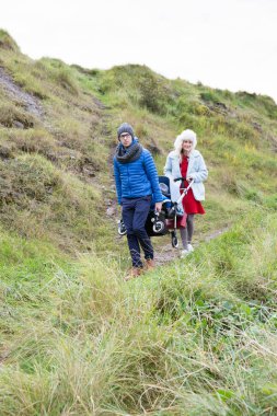 Kaç yolu aşağı gider ve bebek arabası, açık havada taşır