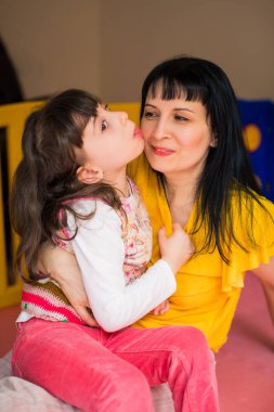 Yavrusunu neşeli kucağa oturan kapalı anne kız portre küçük büyüleyici devre dışı