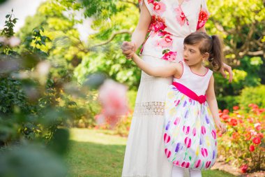 Annesi ile bahçede yürüyüş ve bir kenara bakıyor güzel Engelli kızı