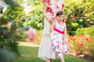 Annesi ile bahçede yürüyüş güzel Engelli kızı