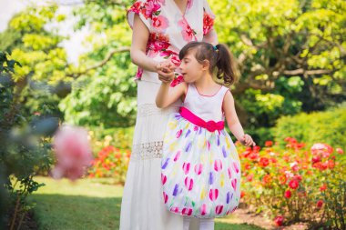 Büyüleyici Engelli kızı annesiyle birlikte bahçede duran