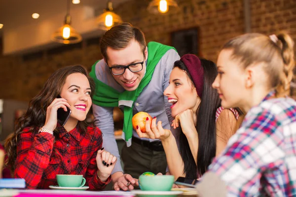Tanulócsoport Café Foglalkozik Ügyek Egyikük Beszél Telefonon Szünet Idején — Stock Fotó