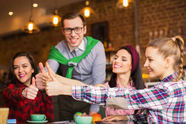 Groupe Étudiants Souriants Assis Dans Café Montre Super Leurs Mains — Photo