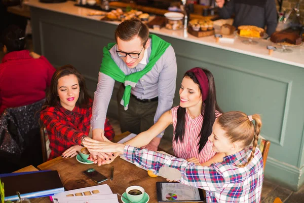 Groupe Étudiants Assis Table Montre Ils Sont Une Équipe Leurs — Photo