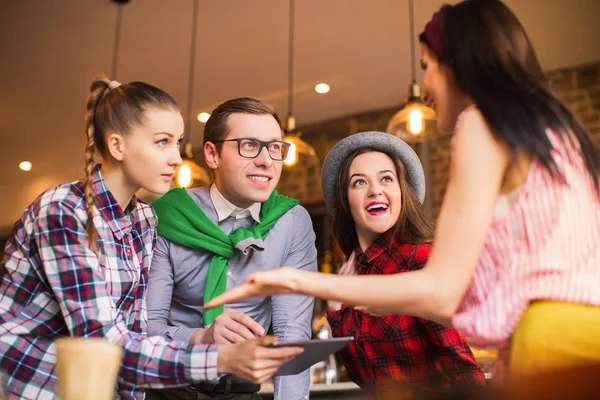 Des Étudiants Intelligents Tiennent Une Table Discutent Quelque Chose Temps — Photo