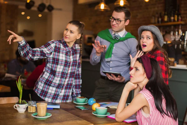 Grupo Estudantes Café Onde Deles Mostra Dedo Linha Reta Outros — Fotografia de Stock