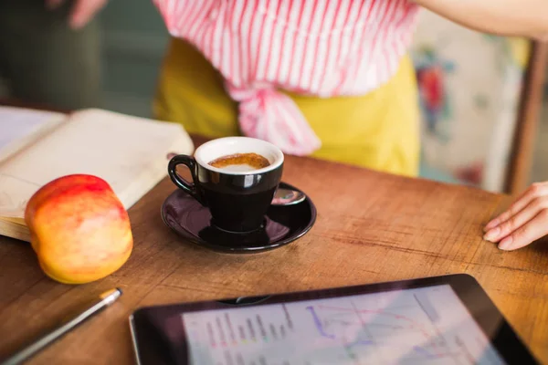 ノート 屋内で タブレットで リンゴとコーヒーのカップを持つテーブル — ストック写真