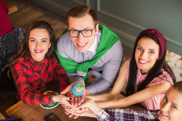 Groupe Étudiants Assis Garde Globe Dans Leurs Mains Dans Café — Photo