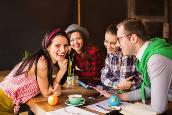 Jonge Studenten Zitten Aan Tafel Met Kopjes Koffie Werken Dingen — Stockfoto