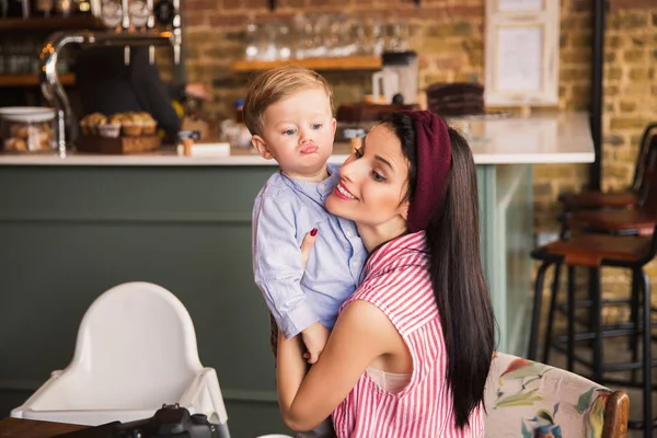 Une Jeune Femme Garde Petit Garçon Café — Photo