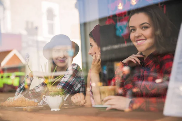 Três Mulheres Sentam Mesa Com Chávenas Café Croissants Café — Fotografia de Stock