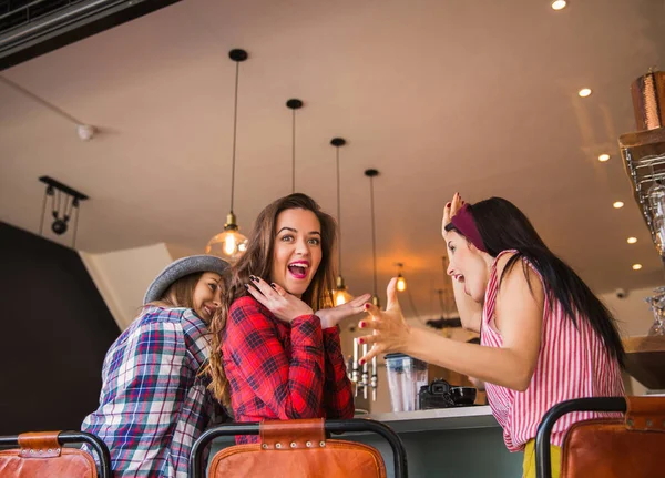 Jovens Mulheres Emocionais Sentam Bar Café — Fotografia de Stock