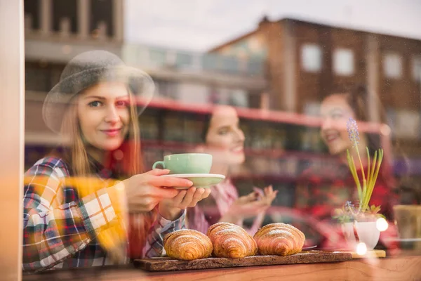 Mulher Primeiro Plano Com Xícara Café Suas Mãos Croissants Mesa — Fotografia de Stock