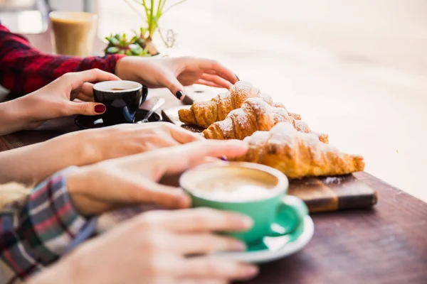 Mãos Pessoas Que Guardam Xícaras Café Tomam Croissants Dentro Casa — Fotografia de Stock