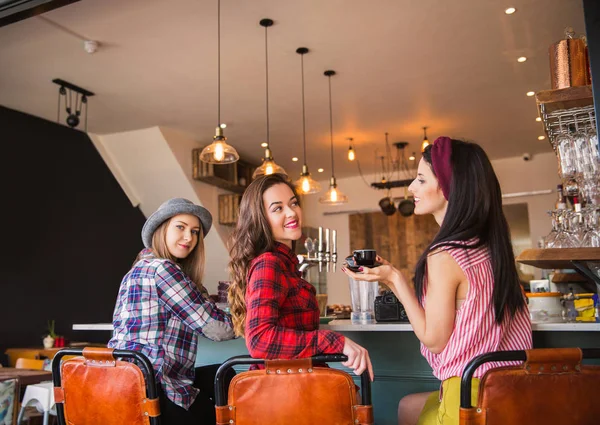 Três Estudantes Sexo Feminino Sentam Café Com Xícaras Café Momento — Fotografia de Stock