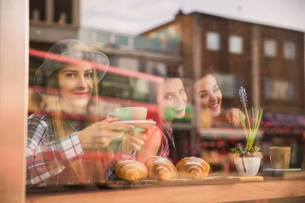 Melhores Amigos Sentar Café Dizer Bonito Com Xícaras Café Croissants — Fotografia de Stock