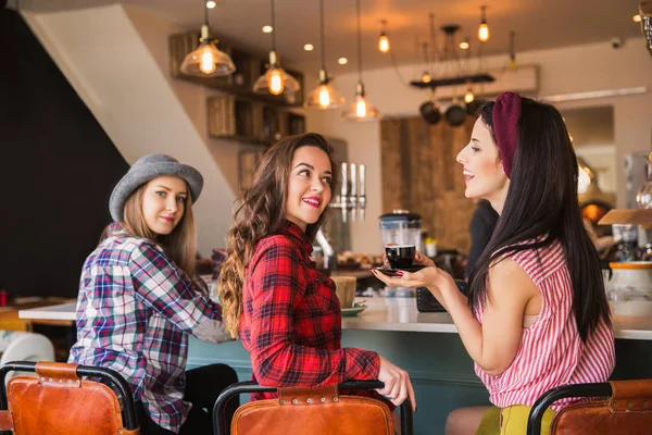 Foto Três Mulheres Que Sentam Bar Com Xícaras Café Café — Fotografia de Stock