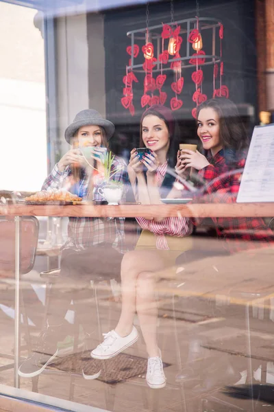 Belas Namoradas Sentam Mesa Bebem Café Tempo Uma Pausa Café — Fotografia de Stock