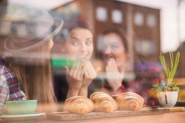 Três Estudantes Sexo Feminino Sentam Mesa Com Croissants Xícaras Café — Fotografia de Stock