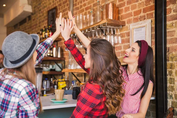 Amiche Allegre Siedono Bar Con Tazze Caffè Battono Mani Caffè — Foto Stock