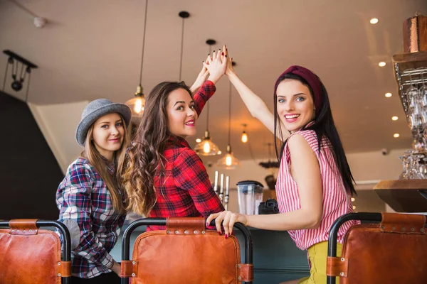 Trois Étudiantes Assoient Bar Applaudissent Mutuellement Temps Pause Dans Café — Photo