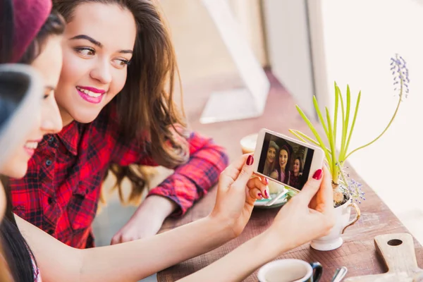 Belles Filles Asseoir Table Regarder Téléphone Pour Faire Selfie Photo — Photo