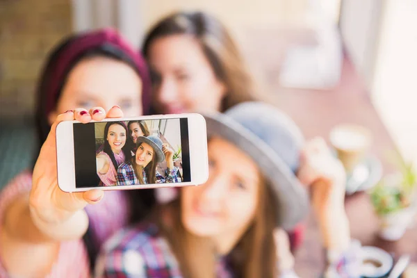 Photo Three Beautiful Female Students Who Selfie Photo Phone Time — Stock Photo, Image