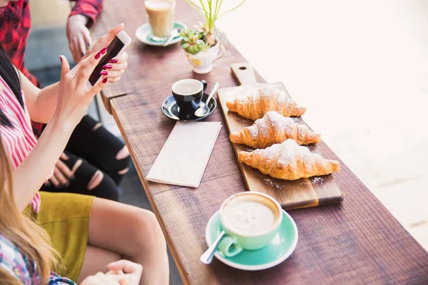 Pessoas Sentam Mesa Com Croissants Dourados Xícaras Café Deles Mantém — Fotografia de Stock