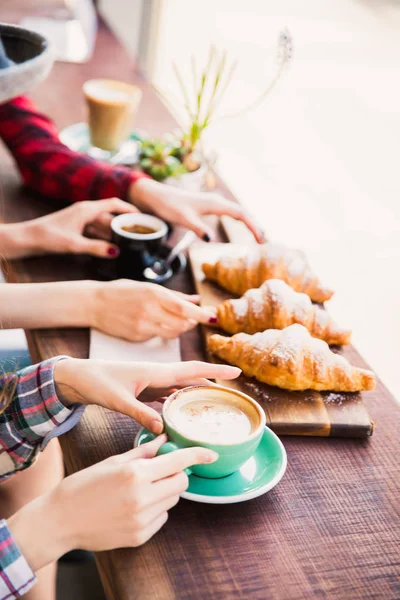 Foto Mãos Humanas Que Guardam Xícaras Café Tomam Croissants Café — Fotografia de Stock