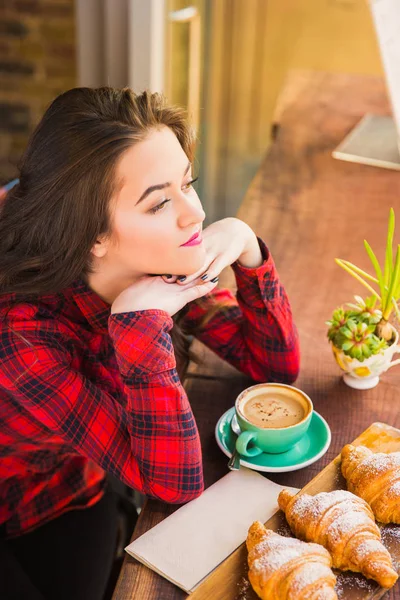 Mulher Bonita Senta Mesa Com Croissants Xícara Café Olha Janela — Fotografia de Stock