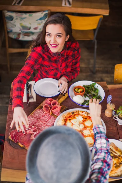 Zwei Glückliche Studenten Sitzen Tisch Mit Essen Der Pause Restaurant — Stockfoto