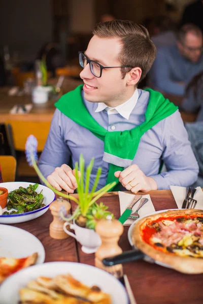 Ein Gutaussehender Mann Sitzt Tisch Mit Einer Anderen Mahlzeit Und — Stockfoto