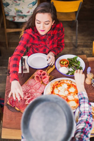 Zwei Frauen Sitzen Tisch Auf Dem Einem Restaurant Gerichte Pizza — Stockfoto