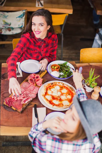 Zwei Fröhliche Studentinnen Sitzen Tisch Mit Pizza Scheibenfleisch Gemüse Der — Stockfoto