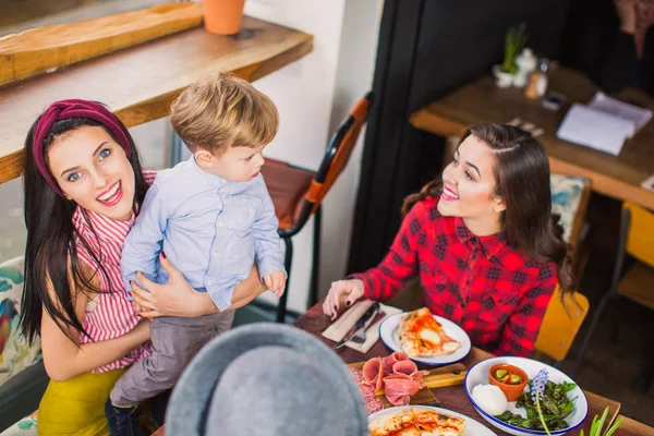 Fröhliche Gruppe Von Menschen Sitzt Tisch Mit Essen Eine Frau — Stockfoto