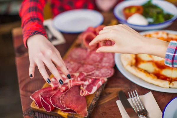 Feche Mãos Das Pessoas Que Levam Carne Fatiada Mesa Restaurante — Fotografia de Stock