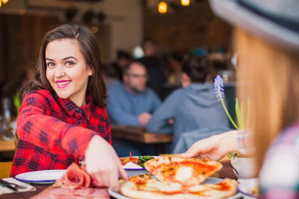 Zwei Studentinnen Sitzen Tisch Mit Pizza Und Anderen Lebensmitteln Sie — Stockfoto