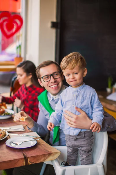 Retrato Sonriente Padre Con Hijo Padre Sienta Mesa Mantiene Hijo — Foto de Stock