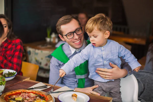 Padre Guapo Con Pequeño Hijo Sentado Mesa Hijo Tiene Tenedor — Foto de Stock