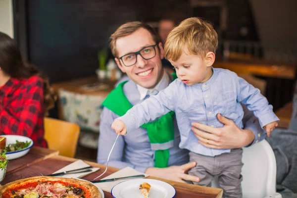 Père Proche Assied Table Garde Son Petit Fils Qui Garde — Photo