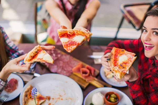 Nahaufnahme Drei Scheiben Pizza Die Frauen Der Hand Halten Restaurant — Stockfoto