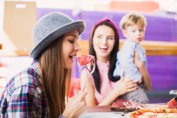 Nahaufnahme Seite Der Schönen Frau Die Tisch Sitzt Und Scheibe — Stockfoto