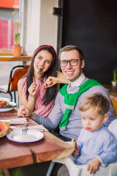 Jovem Família Senta Mesa Uma Esposa Morde Fatia Refeição Restaurante — Fotografia de Stock