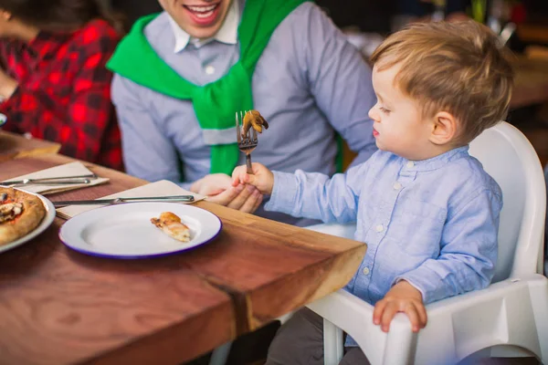 Primer Plano Sonriente Padre Con Hijo Sentarse Mesa Padre Rebanada — Foto de Stock