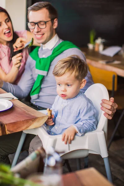 Primer Plano Pequeño Hijo Que Mantiene Rebanada Focaccia Mano Fondo — Foto de Stock