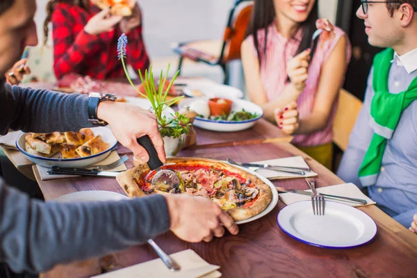 Zbliżenie Człowiek Kawałki Pizzy Ich Rąk Grupie Osób Restauracji — Zdjęcie stockowe