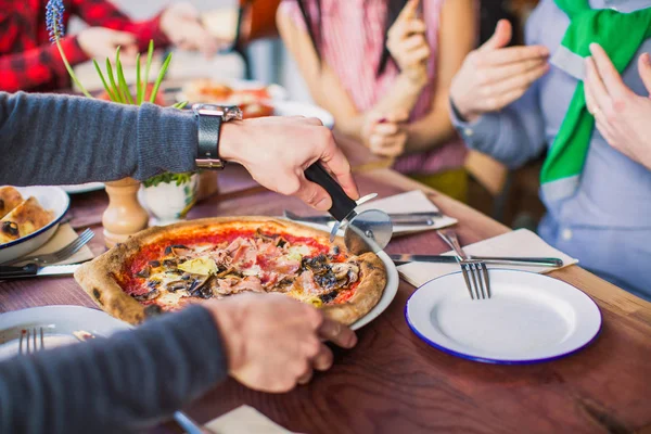 Mãos Homem Close Cortadas Pizza Fundo Pessoas Sentam Mesa Restaurante — Fotografia de Stock