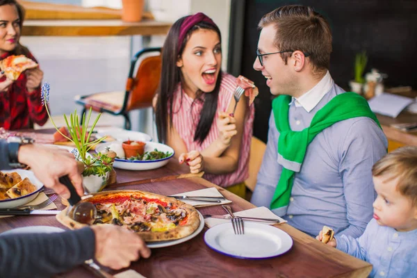 Familie Sitzt Mit Freunden Tisch Frau Gibt Ihrem Mann Restaurant — Stockfoto