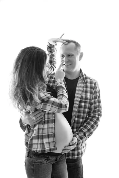 Jonge Mooie Zwangere Vrouw Staat Met Haar Gelukkige Echtgenoot Tegen — Stockfoto
